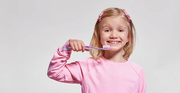 Glückliches Kindermädchen Mit Zahnbürste Zähnen Putzen Und Lächeln Auf Grauem — Stockfoto