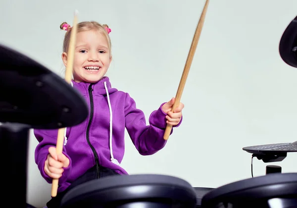 Felice Batterista Caucasica Ragazza Che Suona Batteria Elettronica Impara Suonare — Foto Stock