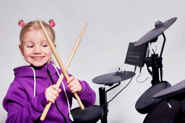 Felice Batterista Caucasica Ragazza Che Suona Batteria Elettronica Impara Suonare — Foto Stock