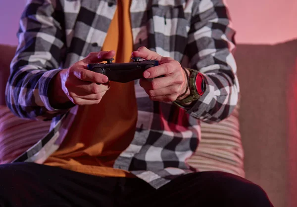 Mann Mit Gamepad Controller Beim Spielen Von Videospielen Rotblaues Neonlicht — Stockfoto
