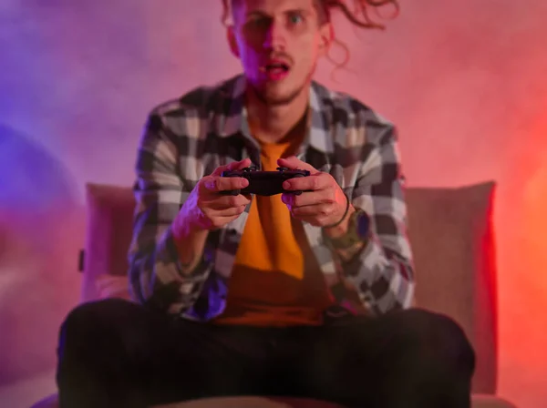 Mann Mit Gamepad Controller Beim Spielen Von Videospielen Rotblaues Neonlicht — Stockfoto