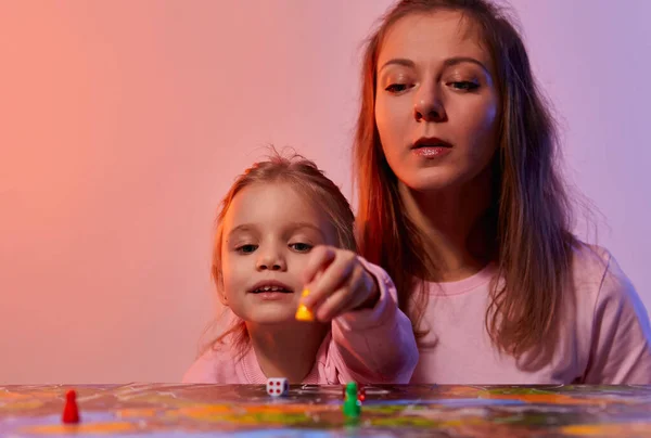 Οικογένεια Διασκεδάζει Παίζοντας Μαζί Στο Σπίτι Ένα Επιτραπέζιο Παιχνίδι Επιτραπέζιο — Φωτογραφία Αρχείου