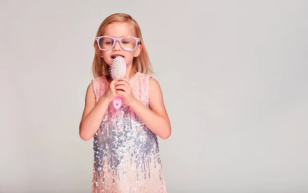 Menina Engraçada Cantar Música Segurando Escova Cabelo Como Microfone Vestido — Fotografia de Stock