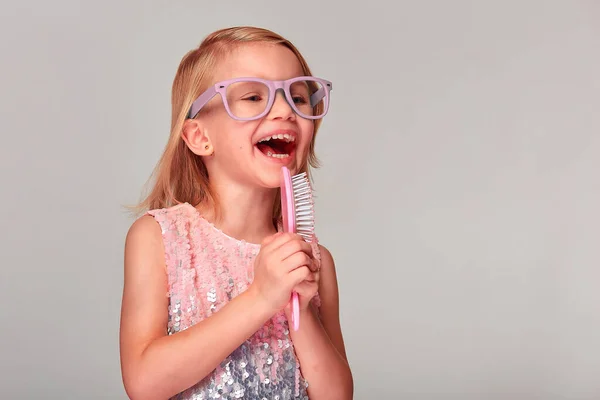 Menina Engraçada Cantar Música Segurando Escova Cabelo Como Microfone Vestido — Fotografia de Stock