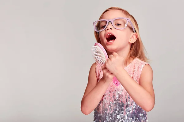 Lustige Mädchen Singen Lied Mit Haarbürste Wie Ein Mikrofon Rosa — Stockfoto