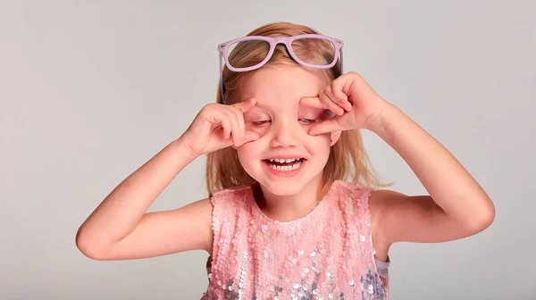 Nettes Mädchen Versucht Ihre Augen Öffnen Kind Mit Blonden Haaren — Stockfoto