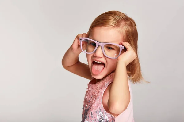 Mädchen Zeigt Ihre Zunge Posieren Rosa Brille Und Kleid Über — Stockfoto