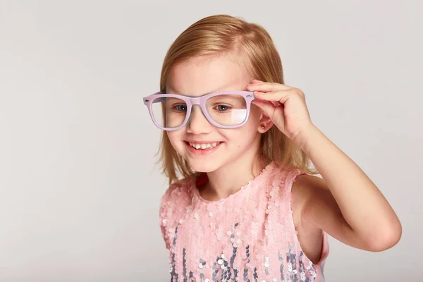 Porträt Jährige Mädchen Posieren Rosa Brille Und Kleid Über Grauem — Stockfoto
