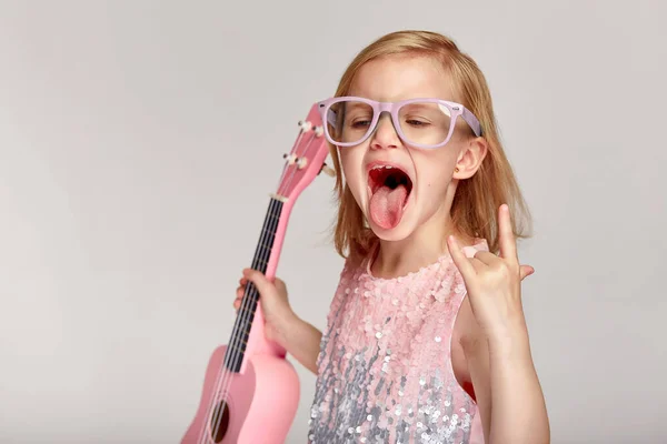 Rock Roll Musik Konzept Niedliche Kaukasische Mädchen Zeigt Ihre Zunge — Stockfoto