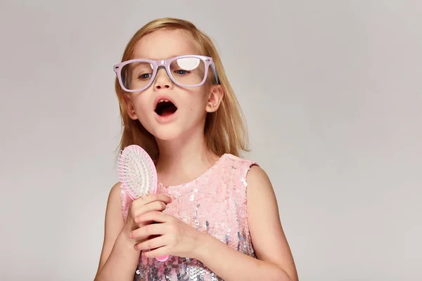 Lustige Mädchen Singen Lied Mit Haarbürste Wie Ein Mikrofon Rosa — Stockfoto