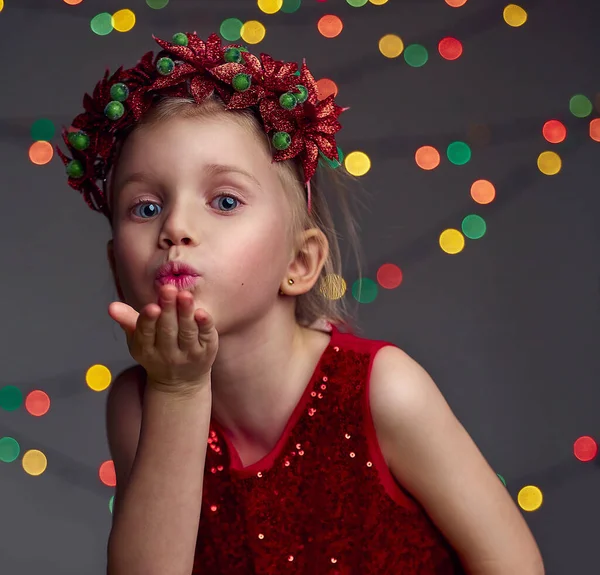 Рождественский Поцелуй Девочка Красном Платье Блестками Рождественском Венке Светлые Волосы — стоковое фото