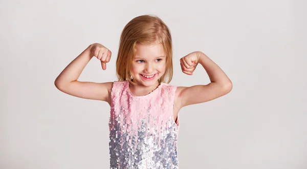Menina Mostra Lhe Força Beleza Jovem Mostrando Força Seus Braços — Fotografia de Stock
