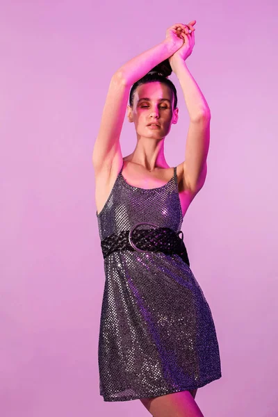 Modayı Takip Eden Genç Bir Kadın Parlak Neon Işıklarıyla Dans — Stok fotoğraf