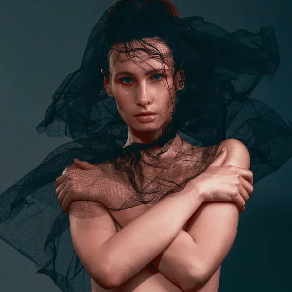 Модный Темный Портрет Сексуальной Обнаженной Брюнетки Модели Обложки Черной Вуали — стоковое фото