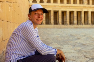 Hatshepsut tapınağında gezintiye çıkmış bir kadın turist. Luxor, Mısır