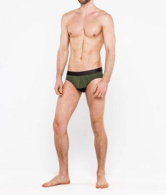 Beyaz arka planda izole edilmiş iç çamaşırı giyen kaslı genç bir adam. Erkekler için iç çamaşırı kopyalama alanı