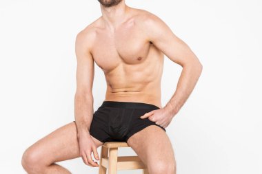 Beyaz arka planda izole edilmiş iç çamaşırı giyen kaslı genç bir adam. Erkekler için iç çamaşırı kopyalama alanı