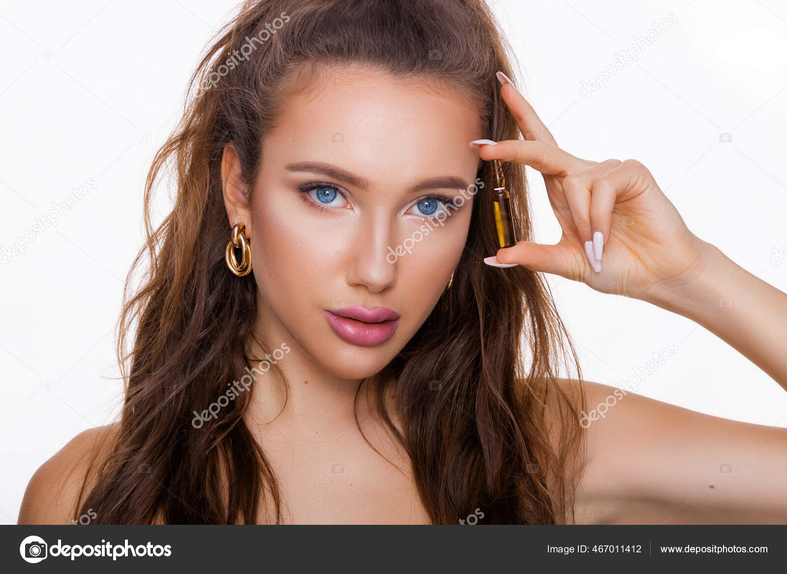 Mujer Sostiene Ampolla Con Suero Para Cabello Cuidado Piel Retrato: fotografía de stock © #467011412 | Depositphotos Mujer Sostiene Ampolla Con Suero Para Cabello Cuidado Piel Retrato: fotografía de stock © #467011412 | Depositphotos