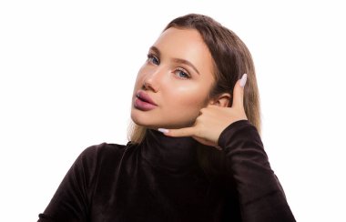 Mavi gözlü güzel bir kadının yüz ifadesi. Bana bir jest yapıyor. Fotokopi çekilen beyaz arka planda izole edilmiş.