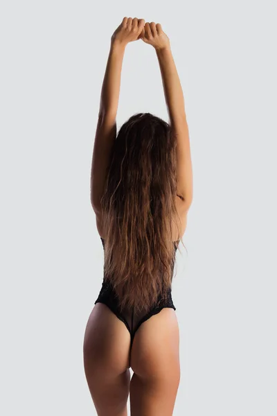 長い髪とスリムなボディと黒のランジェリーで美しい女性のリアビュー 下着の広告 コピースペース — ストック写真