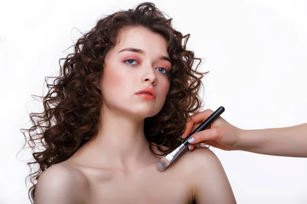 Make Artist Hairdresser Prepares Beautiful Young Woman Beauty Salon Makes — Stock Photo, Image