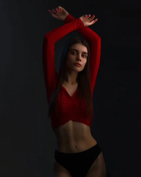 Mujer Joven Posando Una Camisa Superior Roja Bragas Negras Sobre — Foto de Stock