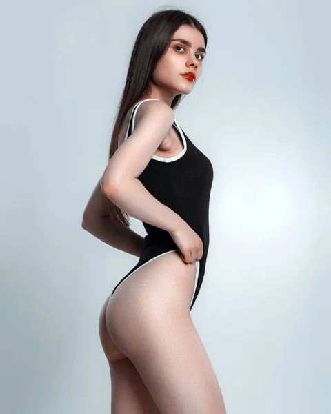 Mujer Caucásica Joven Posando Traje Cuerpo Traje Baño Sobre Fondo —  Fotos de Stock