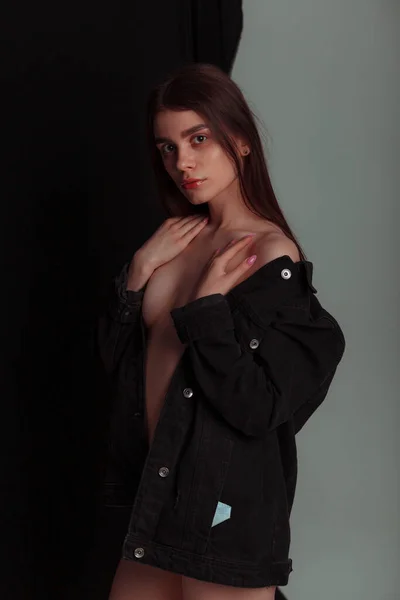 Moda Güzel Seksi Bir Kadını Çamaşırı Siyah Klasik Bir Ceketle — Stok fotoğraf