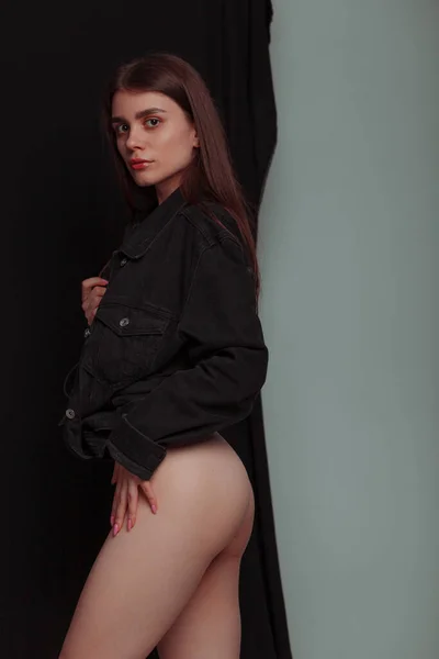 Módní Záběr Krásná Sexy Žena Spodním Prádle Černá Klasická Bunda — Stock fotografie