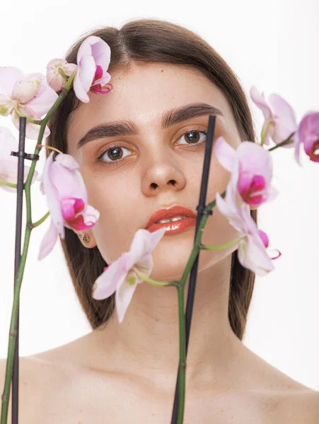 Skönhet Ansikte Den Unga Vackra Kvinnan Med Blomma Brunett Kvinna — Stockfoto
