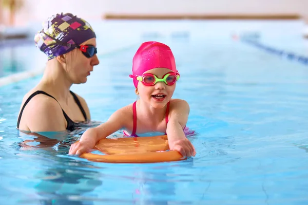 Retrato Madre Entrenador Aprendiendo Nadar Con Una Niña Piscina Pública — Foto de Stock