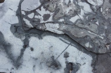 Kayalar ve taş dokular. Gri büyük nehir taşının dokusu veya arkaplan yüzeyi.