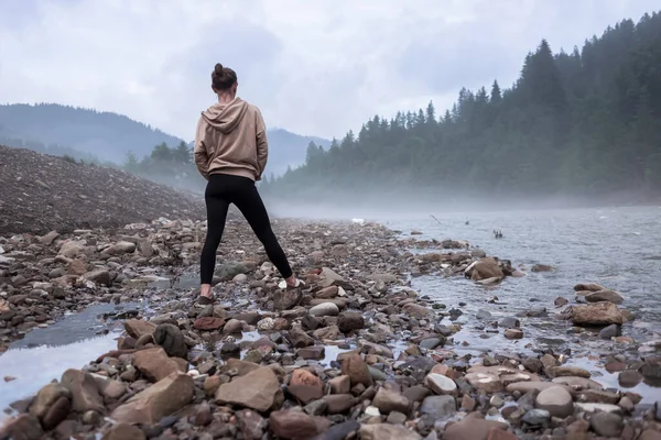 Sıradan Elbiseli Bir Kadın Dağlardaki Nehirde Kayalıklarda Yürür Kadın Turist — Stok fotoğraf