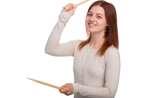 ロックとロール音楽の概念 ピアスと若い女性の顔は彼女の舌を示し 白い背景に彼の手にドラムスティックを保持しています 広告の無料スペース — ストック写真