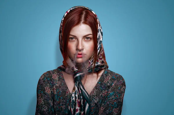 Kadın Burnunda Piercing Başörtüsüyle Dumanı Ağzından Üflüyor Mavi Arkaplan Metin — Stok fotoğraf