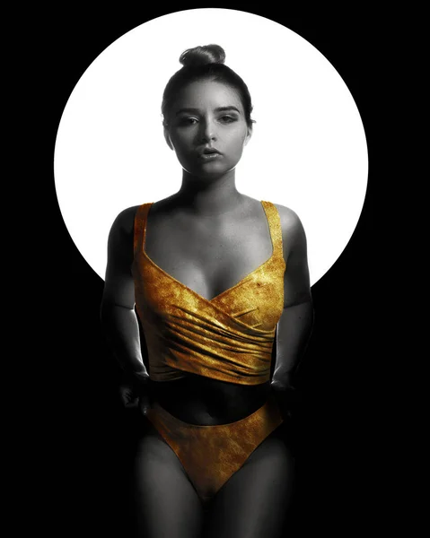 黑色和白色风格的肖像女人穿着金色比基尼的颜色 完美的身体 演播室拍摄 — 图库照片