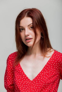 Yüz ifadesi. Kulaklarında tünel, burnunda piercing olan gülümseyen bir kadın. Gri arkaplan, kopyalama alanı. Metin için kadın yüzü delici boşluk