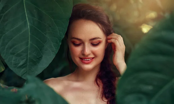 Cara Mujer Hojas Verdes Disfrutando Naturaleza Retrato Mujer Hermosa Con — Foto de Stock