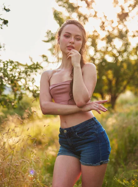 Beautiful Woman Enjoying Summer Sun Outdoors Park Dressed Jeans Shorts — Stock Photo, Image