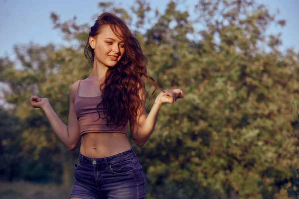 Schöne Frau Genießt Die Sommersonne Freien Park Gekleidete Jeans Shorts — Stockfoto