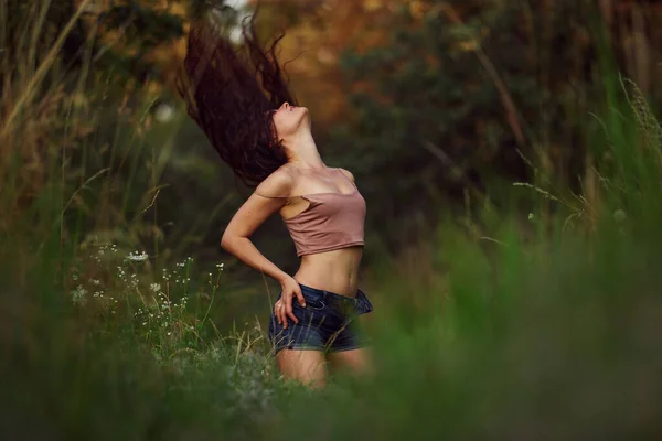 Sexy Vrouw Poseren Een Veld Het Gras Stralen Van Zonsondergang — Stockfoto