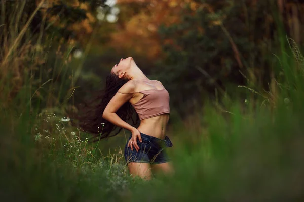 Mulher Sexy Posando Campo Nos Raios Grama Pôr Sol Estilo — Fotografia de Stock