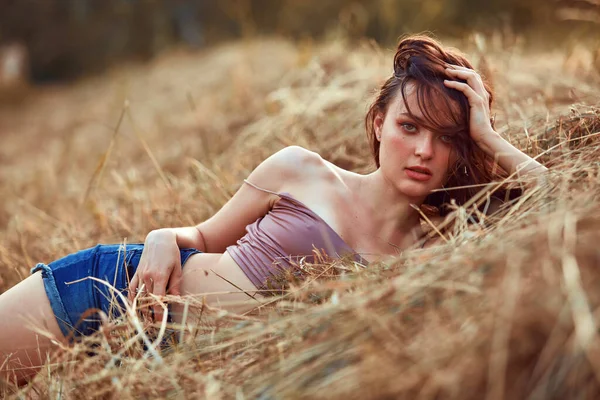 Schöne Sexy Junge Frau Posiert Heu Des Sonnenuntergangs Gekleidet Jeans — Stockfoto