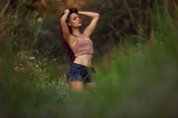 Sexy Vrouw Poseren Een Veld Het Gras Stralen Van Zonsondergang — Stockfoto