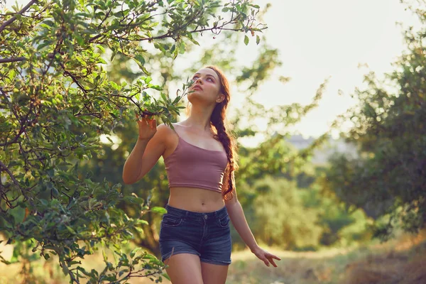 Hermosa Mujer Disfrutando Del Sol Verano Aire Libre Parque Jardín — Foto de Stock