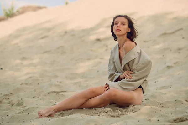 Худа Жінка Сидить Пляжі Піску Спокусливому Купальнику Бежевому Піджаку Сексуальна — стокове фото