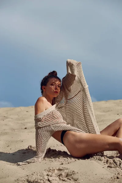 Mulher Moda Bonita Sentada Praia Areia Momento Despreocupado Elegante Jovem — Fotografia de Stock