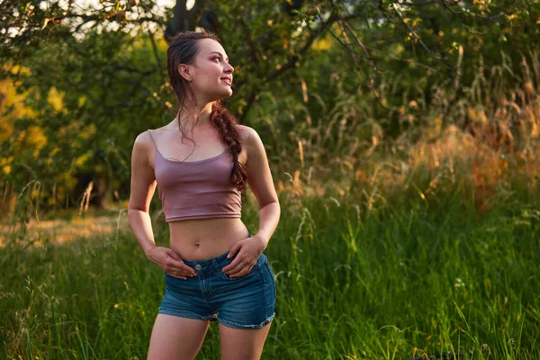 Schoonheid Natuur Vrouw Genieten Van Zomerzon Buiten Het Park Tuin — Stockfoto