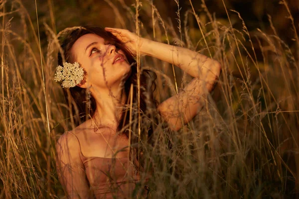 Güzel Bir Kadın Yaz Çayırında Gün Batımında Güneşli Güneş Işınları — Stok fotoğraf