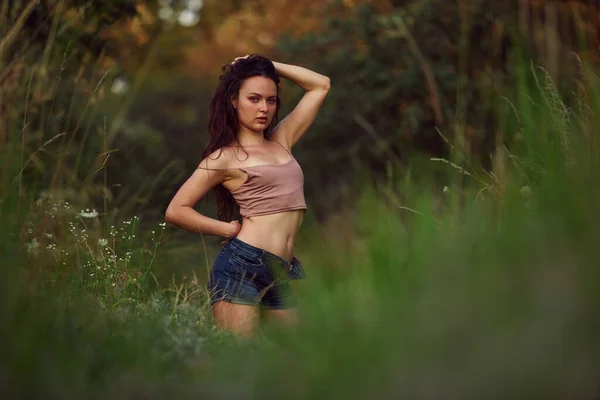 Schönheit Der Natur Frau Genießt Die Sommersonne Freien Park Oder — Stockfoto